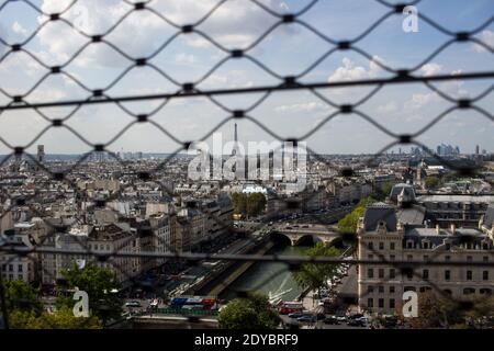 FRA - SOCIÉTÉ - NOTRE-DAME DE PARIS et DES TOURISTES La Cathédrale Notre-Dame de Paris et les touristes qui la fréquente. FRA - GESELLSCHAFT - NOTRE-DAME O Stockfoto