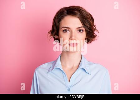 Nahaufnahme Foto von attraktiven erstaunlich hübsche Geschäftsfrau gute Laune Lächelnd ohne Zähne charmant niedlichen Auftritt tragen blaue Büro-Shirt Isoliertes Pink Stockfoto