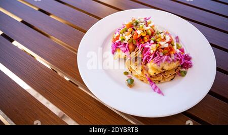 Red Snapper Fish Tacos auf weißem Teller und Holztisch Stockfoto