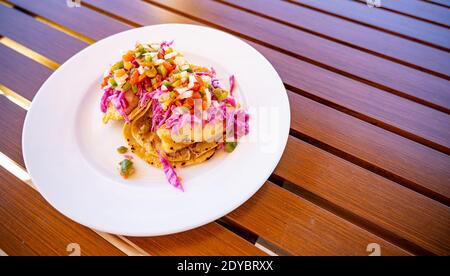 Red Snapper Fish Tacos auf weißem Teller und Holztisch Stockfoto