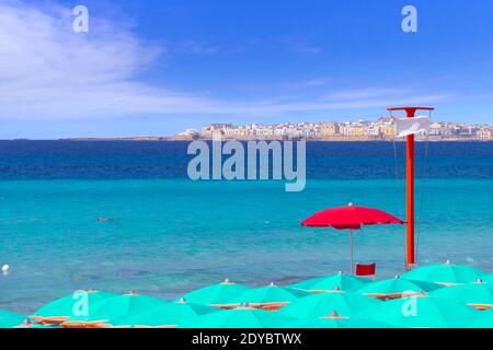 Apulisches Meer mit Skyline von Gallipoli in Salento (Italien). Gallipoli, dessen Name schöne Stadt bedeutet, ruht wie eine Fata Morgana an der ionischen Küste. Stockfoto