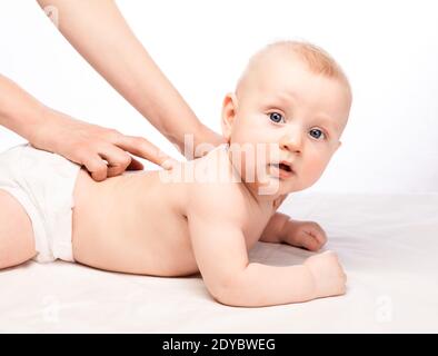 Fünf Monate Baby erhalten Massage-Therapie in der Kinderklinik. Der manuelle Therapeut manipuliert die Wirbelsäule von Kindern Stockfoto