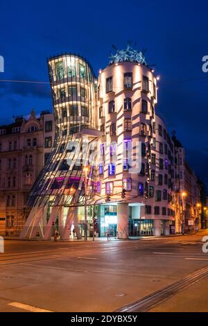 Prag, Tschechische Republik - Juli 10 2020: Tanzendes Haus bei Nacht beleuchtet. Benannt Fred und Ginger, genannt Tancici Dum in der Tschechischen in Prag, entworfen Stockfoto