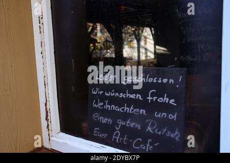 Rüdesheim, Deutschland. 25th Dec, 2020. firo: 25.12.2020, Wirtschaft, Deutschland, Hessen, Rüdesheim am Rhein, Lockdown, Corona, Covid-19, harte Sperre, Schließungen im Einzelhandel, Gastronomie und Hotelgeschäft, leider geschlossen Quelle: dpa/Alamy Live News Stockfoto