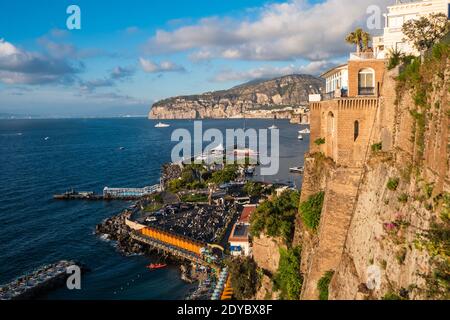 Porto di Sorrento oder Marina Piccola Hafen in Sorrento, Italien an der Küste der Halbinsel Sorrentine im Sommer Stockfoto