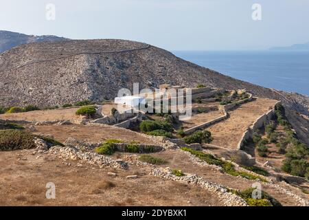 Blick auf die Kirche Agios Savvas auf einem hohen Hügel, Insel Folegandros, Griechenland. Stockfoto