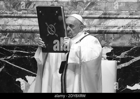 Rom, Italien. Dezember 2020. 24. Dezember 2020 : Papst Franziskus feiert die Messe am Heiligabend, in der Petersbasilika im Vatikan, Quelle: Independent Photo Agency/Alamy Live News Stockfoto