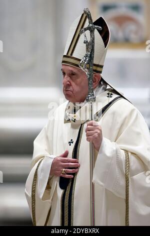 Rom, Italien. Dezember 2020. 24. Dezember 2020 : Papst Franziskus feiert die Messe am Heiligabend, in der Petersbasilika im Vatikan, Quelle: Independent Photo Agency/Alamy Live News Stockfoto