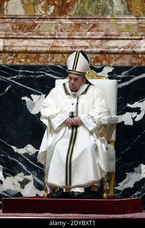 Rom, Italien. Dezember 2020. 24. Dezember 2020 : Papst Franziskus feiert die Messe am Heiligabend, in der Petersbasilika im Vatikan, Quelle: Independent Photo Agency/Alamy Live News Stockfoto