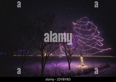 Ohio, Usa. Dezember 2020. Blick auf aufwendige Lichtdarstellung auf der Straßenseite der Route 33 im Südosten von Ohio.Southeastern Ohio wurde von einem großen Schneesturm am Heiligabend getroffen. Kredit: SOPA Images Limited/Alamy Live Nachrichten Stockfoto