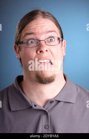 Porträt des Mannes mit langen Haaren und Brillen Stockfoto