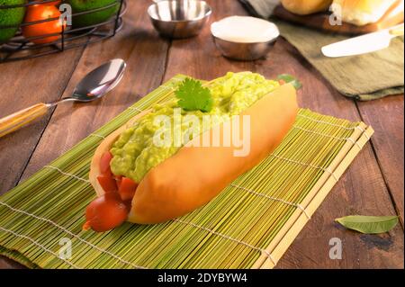 Komplettes chilenisches Italienisch - traditionelles chilenisches Sandwich - Brot, Wurst, Tomaten und Zwiebeln Vinaigrette, Palta und Mayonnaise. Stockfoto