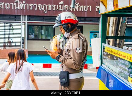 Pattaya Jomtien Bezirk Chonburi Thailand Asien EIN thailändischer Polizist Auf seiner wohlverdienten Kaffeepause Stockfoto