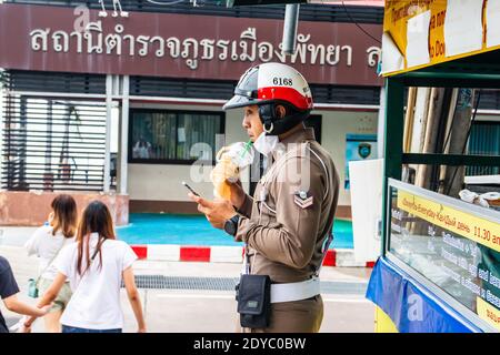 Pattaya Jomtien Bezirk Chonburi Thailand Asien EIN thailändischer Polizist Auf seiner wohlverdienten Kaffeepause Stockfoto