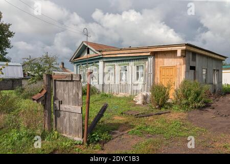 Bewohner Haus in Nischni Nowgorod Oblast in der Nähe des Seraphim-Divejewo Kloster. Herbstlandschaft Stockfoto