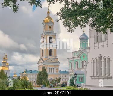 Glockenturm in der ländlichen Ortschaft Divejewo, Nischni Nowgorod Oblast. Seraphim-Diveyevo Kloster. Herbstlandschaft Stockfoto