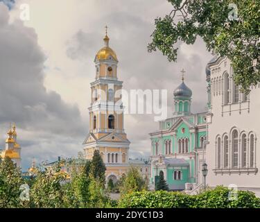 Glockenturm in der ländlichen Ortschaft Divejewo, Nischni Nowgorod Oblast. Seraphim-Diveyevo Kloster. Allgemeiner Plan Stockfoto