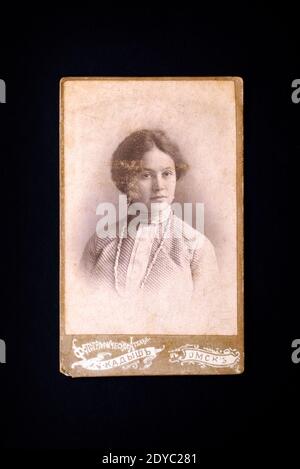 Vintage Foto Porträt der russischen Frau. Foto wurde zu Beginn des 20. Jahrhunderts in Omsk aufgenommen. Retro-Foto aus meiner eigenen Sammlung. Stockfoto