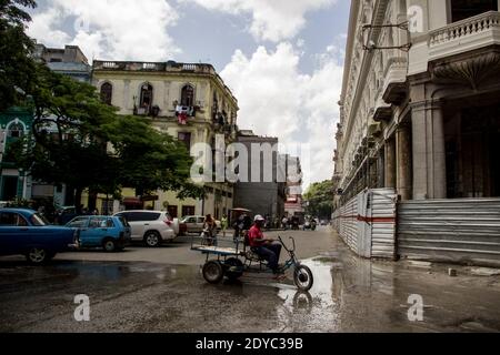 Vorbei an Havanna (aus). Mit mehr als 2 Millionen Menschen mangelt es der kubanischen Hauptstadt nicht an Vitalität. Es ist eine Stadt, die sich bewegt, eine Stadt, die bald. Stockfoto