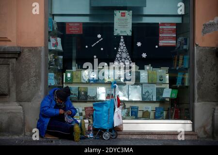 Rom, Rom, Italien. Dezember 2020. Ein Obdachloser sitzt in einer Straße rund um St. Peter's Square am Weihnachtstag während der Coronavirus (Covid-19) Pandemie in Rom, 25. Dezember 2020 Credit: Vincenzo Livieri/ZUMA Wire/Alamy Live News Stockfoto