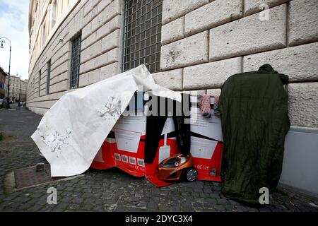 Rom, Rom, Italien. Dezember 2020. Ein Obdachlosenheim ist rund um den Petersplatz am Weihnachtstag während der Coronavirus (Covid-19) Pandemie in Rom gesehen, 25. Dezember 2020 Quelle: Vincenzo Livieri/ZUMA Wire/Alamy Live News Stockfoto