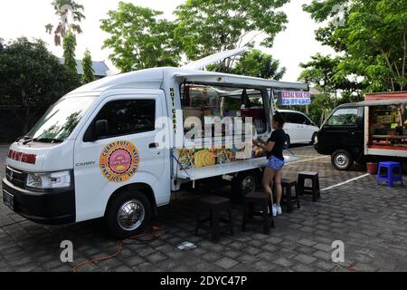 DENPASAR, INDONESIEN - 14. November 2020: Eine Menge Food Trucks auf einem Basar Festival, Denpasar, Bali, 14. November 2020 Stockfoto