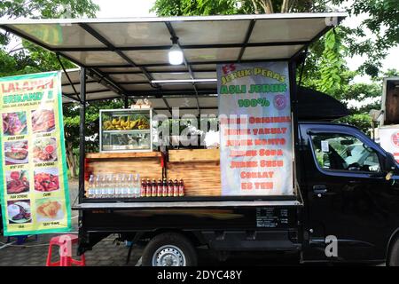 DENPASAR, INDONESIEN - 14. November 2020: Eine Menge Food Trucks auf einem Basar Festival, Denpasar, Bali, 14. November 2020 Stockfoto