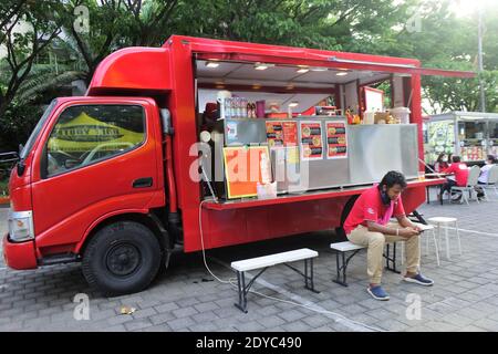 DENPASAR, INDONESIEN - 14. November 2020: Eine Menge Food Trucks auf einem Basar Festival, Denpasar, Bali, 14. November 2020 Stockfoto