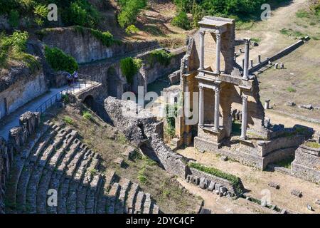 Erhöhte Ansicht des römischen Theaters von Volterra (1. Jahrhundert v. Chr.), Pisa, Toskana, Italien Stockfoto