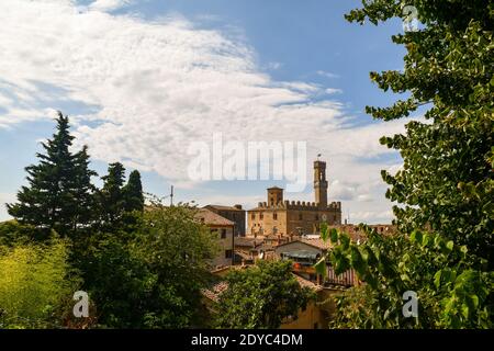 Blick auf die Dächer der etruskischen Stadt Volterra mit dem Palazzo dei Priori gegen klaren blauen Himmel im Sommer, Pisa, Toskana, Italien Stockfoto