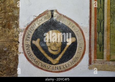 Ein Wandfresko, das ein Memento Mori (lateinisch für 'Mitglied, dass du sterben musst') im Palazzo dei Priori, Volterra, Pisa, Italien darstellt Stockfoto