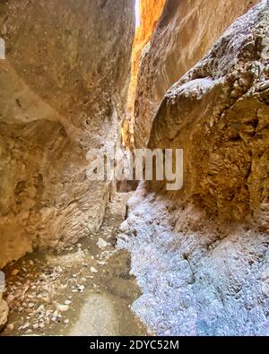 Zwischen großen Steinmauern, durch eine Schlucht in spanien Stockfoto