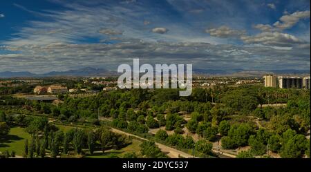 Blick auf einen Park an einem Tag voller Baumwollwolken In spanien Stockfoto