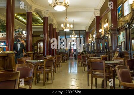 Ein Kellner mit Gesichtsmaske im ikonischen Cafe Tortoni, Buenos Aires, Argentinien während der Covid-19 Pandemie Stockfoto