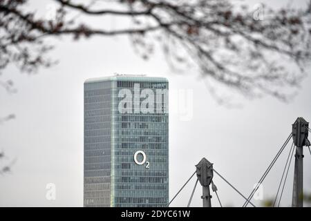 München, Deutschland. Dezember 2020. O2 Telefonica mit Sitz in München Moosach, Telefongesellschaft, Hochhaus, Bürohochhaus. Quelle: dpa/Alamy Live News Stockfoto