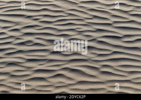 Muster im Sand durch den Wind, Mesquite Dunes, Death Valley, Kalifornien. Effekt ist ein plätschernder Effekt, wie kleine Wellen in einer Brise. Stockfoto