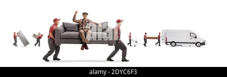 Movers tragen eine Couch mit einem fröhlichen älteren Mann zeigt Up und andere Mover laden einen Van isoliert auf weiß Hintergrund Stockfoto