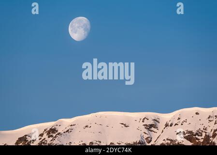 Mond über Chief Joseph Mountain, Wallowa Mountains, Oregon. Stockfoto