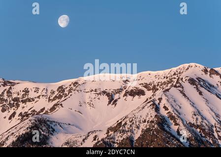 Mond über Chief Joseph Mountain, Wallowa Mountains, Oregon. Stockfoto