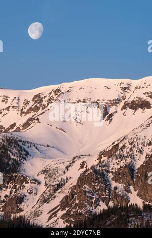 Mond über Chief Joseph Mountain, Wallowa Mountains, Oregon. Stockfoto