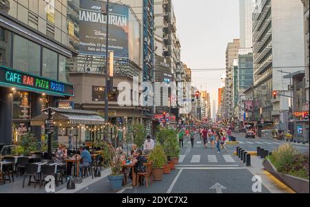 Menschen in Gesichtsmasken, während der Covid-19 Pandemie Spaziergang entlang Corrientes Avenue in Buenos Aires, Argentinien Stockfoto