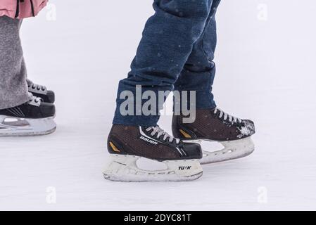 Sankt Petersburg, Russland - 18. Dezember 2020: Bauer Schlittschuhe auf den Füßen auf der Eisbahn. Stockfoto