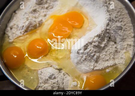 Eier und Mehl für Kartoffelknödel Stockfoto