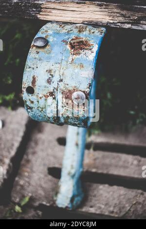 Eine vertikale Aufnahme von einem alten rostigen Detail parkbank Stockfoto