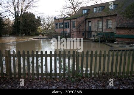 Die sächsische Mühle mit Flutwasser am 1. Dezember 2020, Warwick, Großbritannien Stockfoto