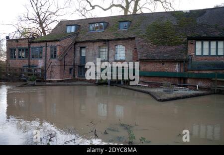 Die sächsische Mühle mit Flutwasser am 1. Dezember 2020, Warwick, Großbritannien Stockfoto