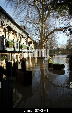 Die sächsische Mühle mit Flutwasser am 1. Dezember 2020, Warwick, Großbritannien Stockfoto