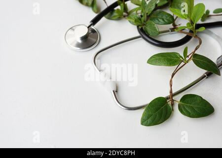 Kräuteralternative Medizin Kapseln aus Moringa Blätter Baum in Holzschale, Löffel und Stethoskop auf Holz Hintergrund für gute Gesundheit Stockfoto