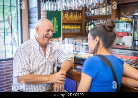 Reifer Mann und junge Frau genießen und lächeln, verbringen Zeit zusammen. Stockfoto
