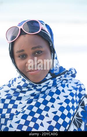 Porträt einer Frau, die Kanga am Strand trägt Stockfoto